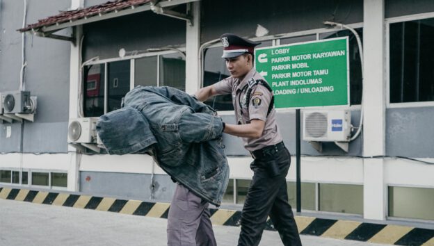 Tugas Keamanan Dalam Menjaga Keamanan Cover