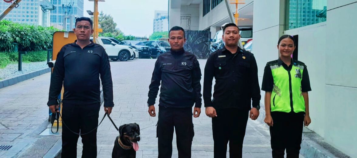 Skuad keamanan dengan anjing K9 siap di stadion/exhibition hall.