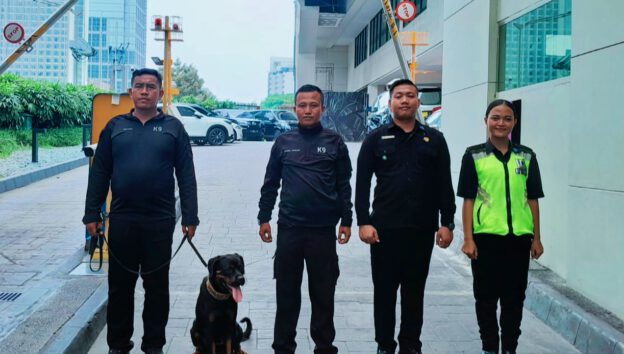 Skuad keamanan dengan anjing K9 siap di stadion/exhibition hall.